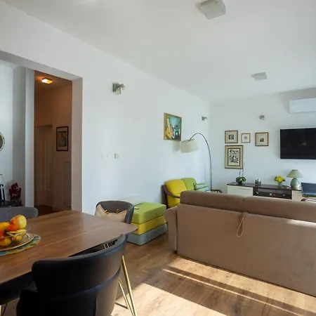 Sunshine With Pool Apartment *