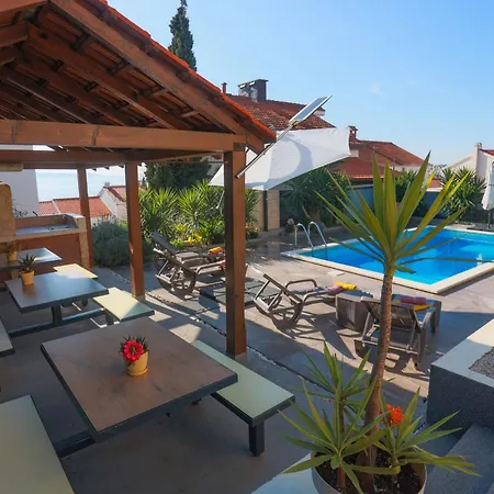 Sunshine With Pool Apartment