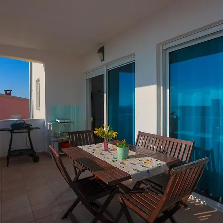 Sunshine With Pool Apartment *