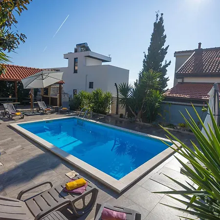 Sunshine With Pool Apartment