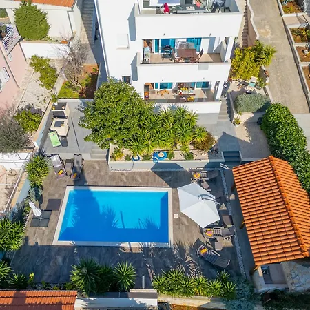 Sunshine With Pool