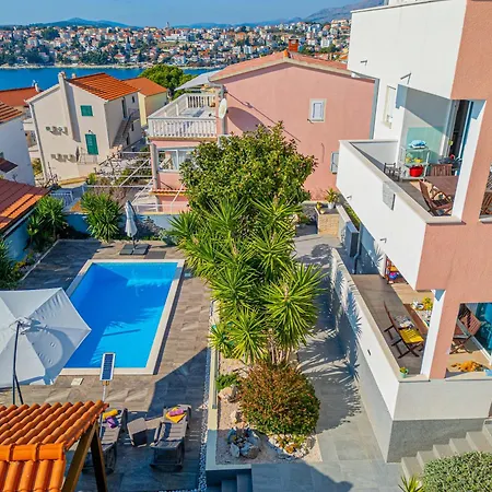 Apartment Sunshine With Pool Trogir