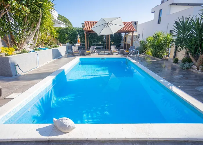 Sunshine With Pool Трогир