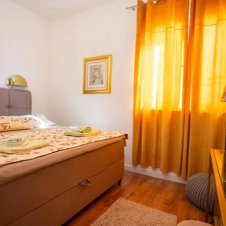 Sunshine With Pool Traù